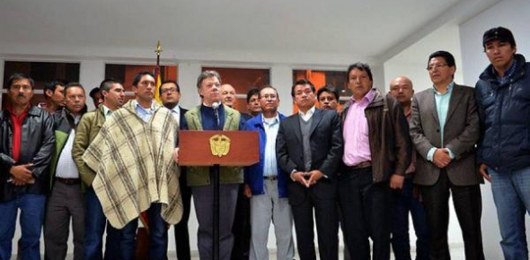 http://www.google.com.co/imgres?q=reunion+entre+campesinos+y+el+gobierno&hl=es-4