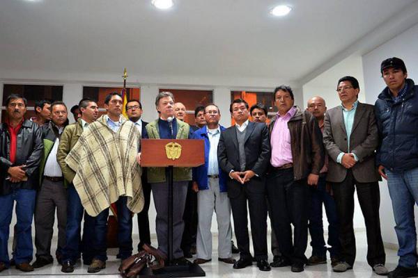 http://www.google.com.co/imgres?q=reunion+entre+campesinos+y+el+gobierno&hl=es-4